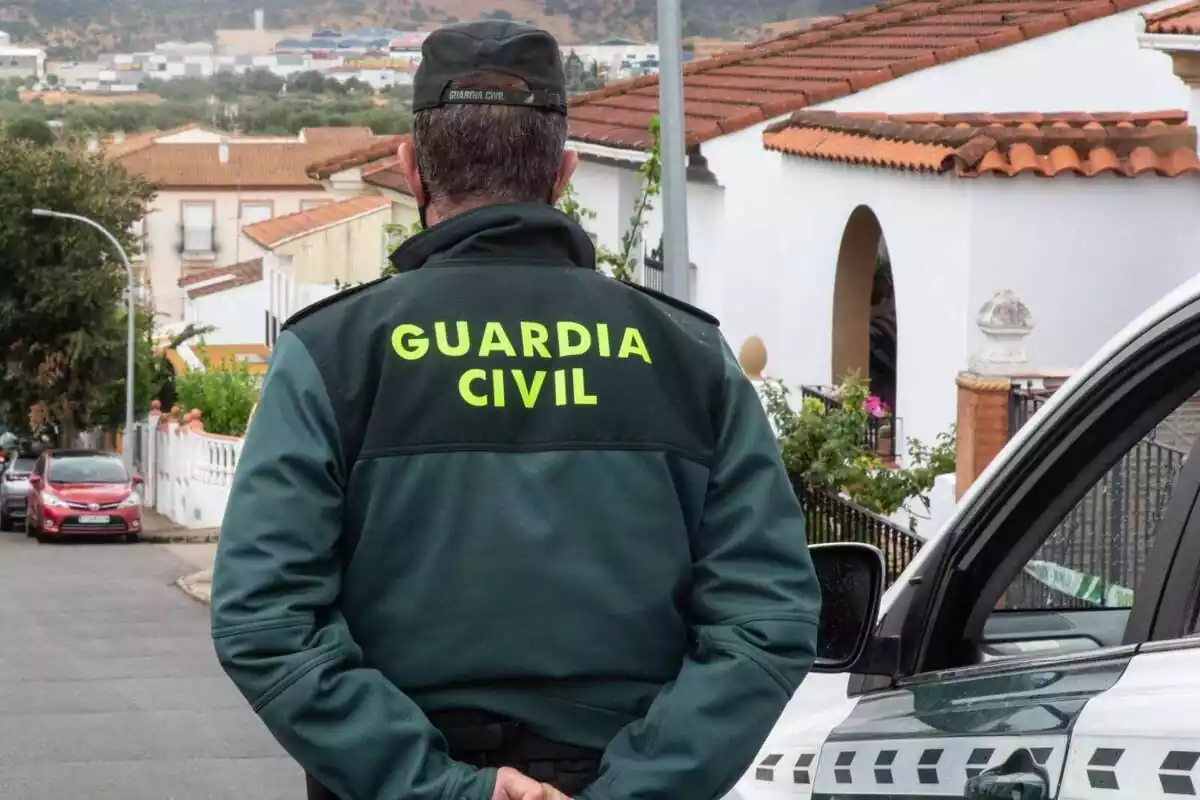Un agent de la Guàrdia Civil d'esquena al carrer patrullant