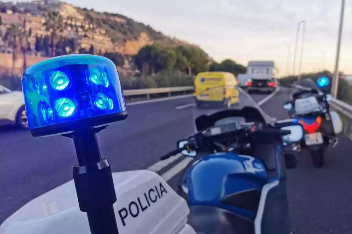 Dues motocicletes de la Guàrdia Urbana de Barcelona a una carretera