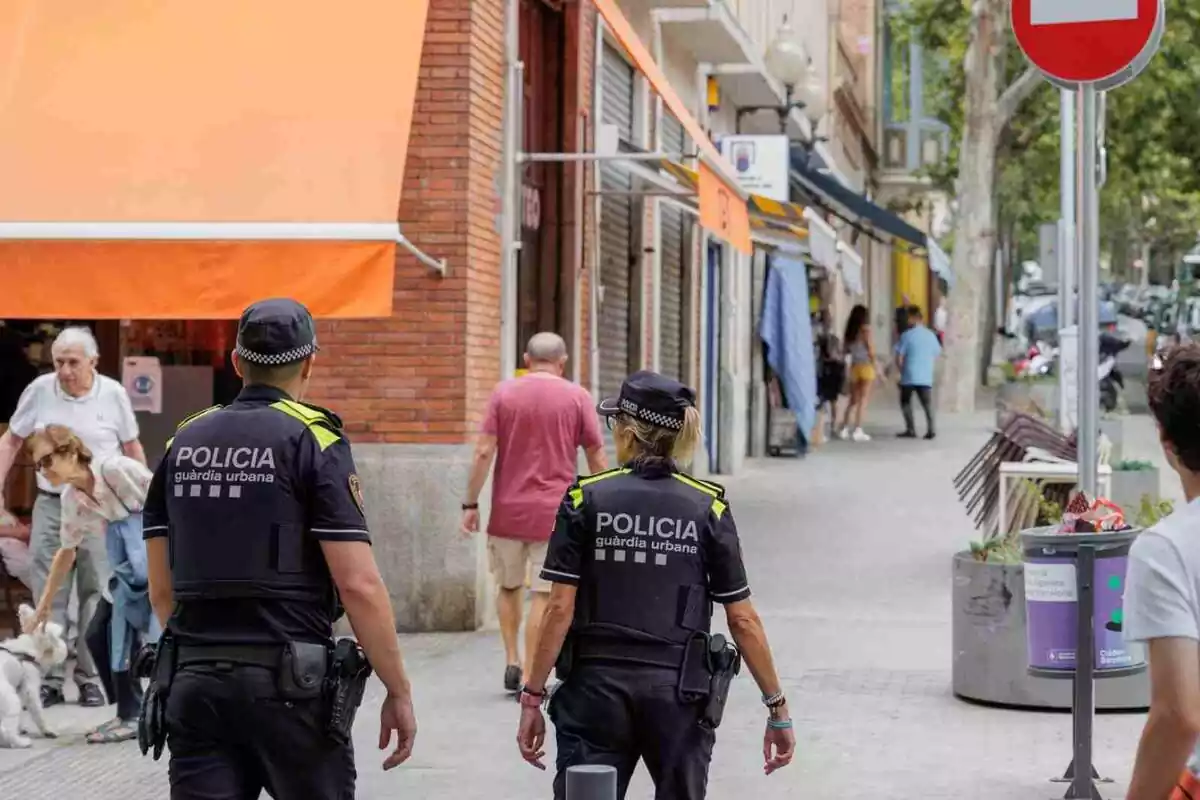 Imatge de dos agents de la Guàrdia Urbana de Barcelona