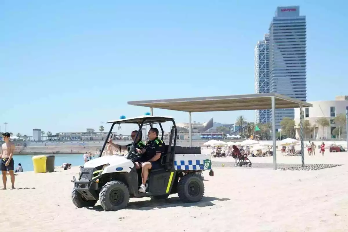 Una patrulla de la Guàrdia Urbana vigilant a la platja