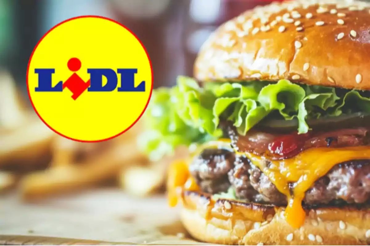 Logotip de Lidl al costat d'una hamburguesa amb formatge, enciam i bacó.