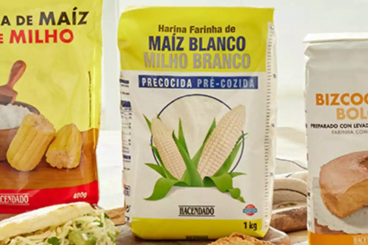 Tres paquets de productes alimentaris, un de farina de blat de moro groc, un altre de farina de blat de moro blanc precuita i un tercer de mescla per a bescuit. Tres paquets de productes alimentaris, un de farina de blat de moro groc, un altre de farina de blat de moro blanc precuita i un tercer de mescla per a bescuit.