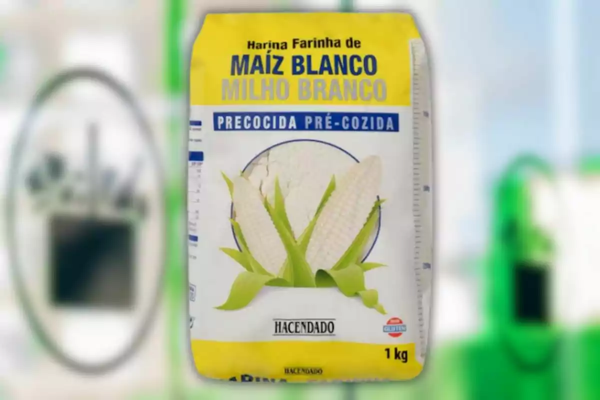 Paquet de farina de blat de moro blanc precuita de la marca Hacendado, amb un disseny en colors groc i blau, i una imatge de panotxes de blat de moro al davant. Paquet de farina de blat de moro blanc precuita de la marca Hacendado, amb un disseny en colors groc i blau, i una imatge de panotxes de blat de moro al davant.