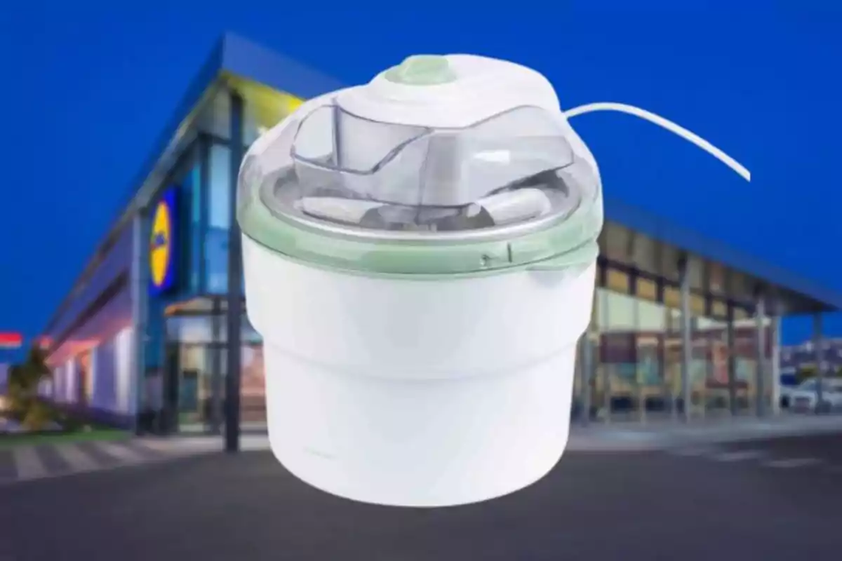 muntatge gelatera elèctrica de lidl amb fons d'una botiga del supermercat