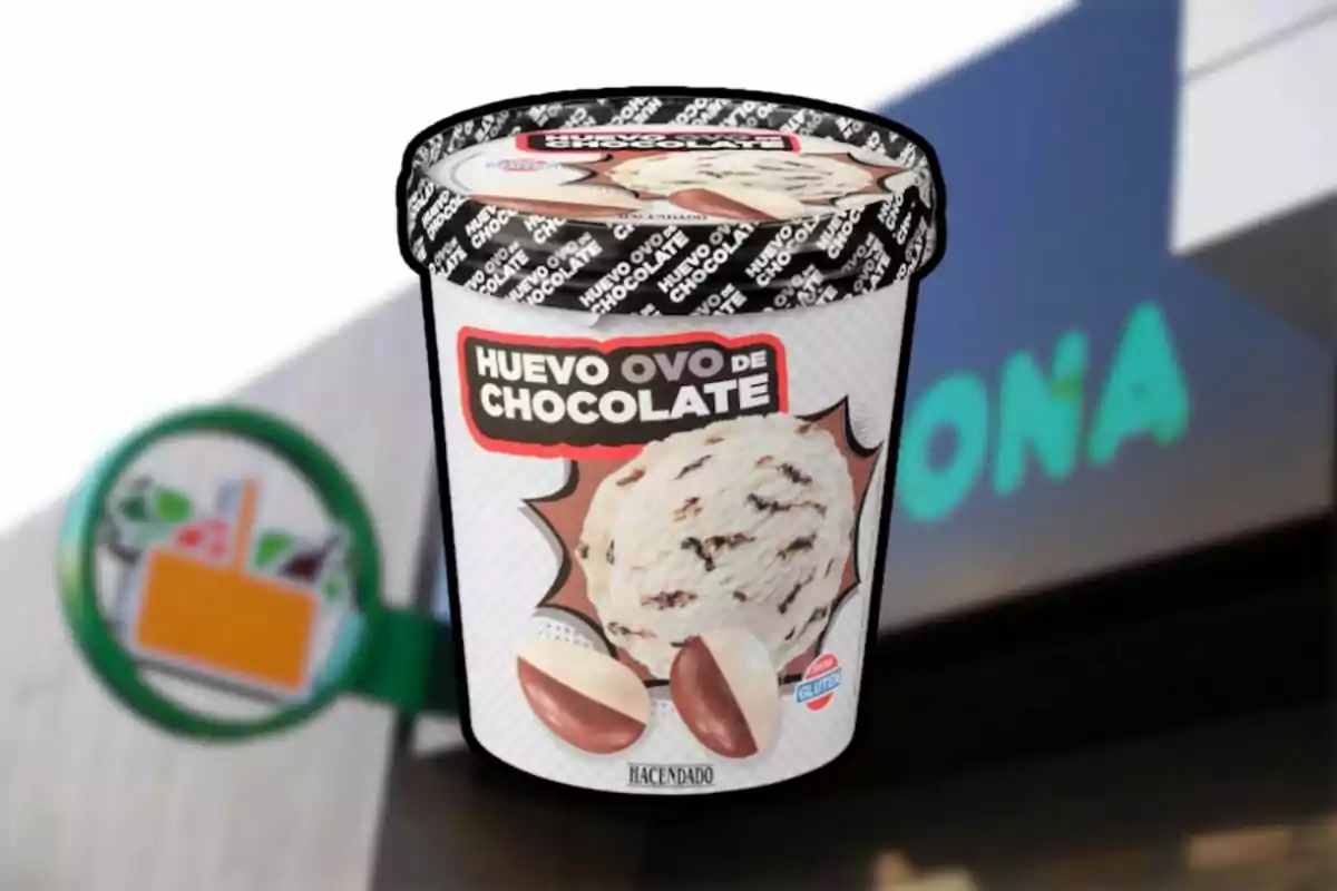 Envase de helado de Huevo Ovo de Chocolate de la marca Hacendado frente a un supermercado.
