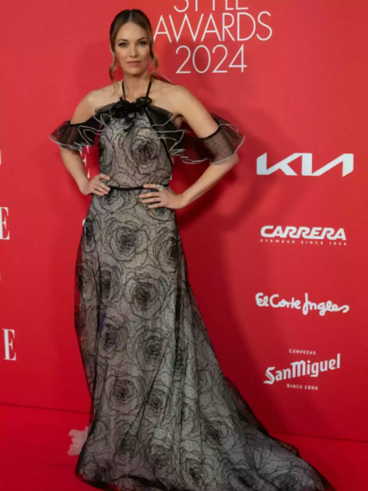 Helen Lindes posant a la catifa vermella dels Style Awards 2024 amb un vestit llarg i elegant de color negre amb detalls florals. Helen Lindes posant a la catifa vermella dels Style Awards 2024 amb un vestit llarg i elegant de color negre amb detalls florals.