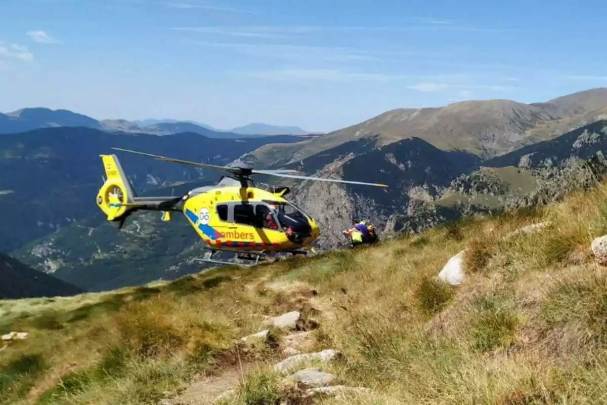 Imatge de l'helicòpter dels Bombers de la Generalitat efectuant un rescat