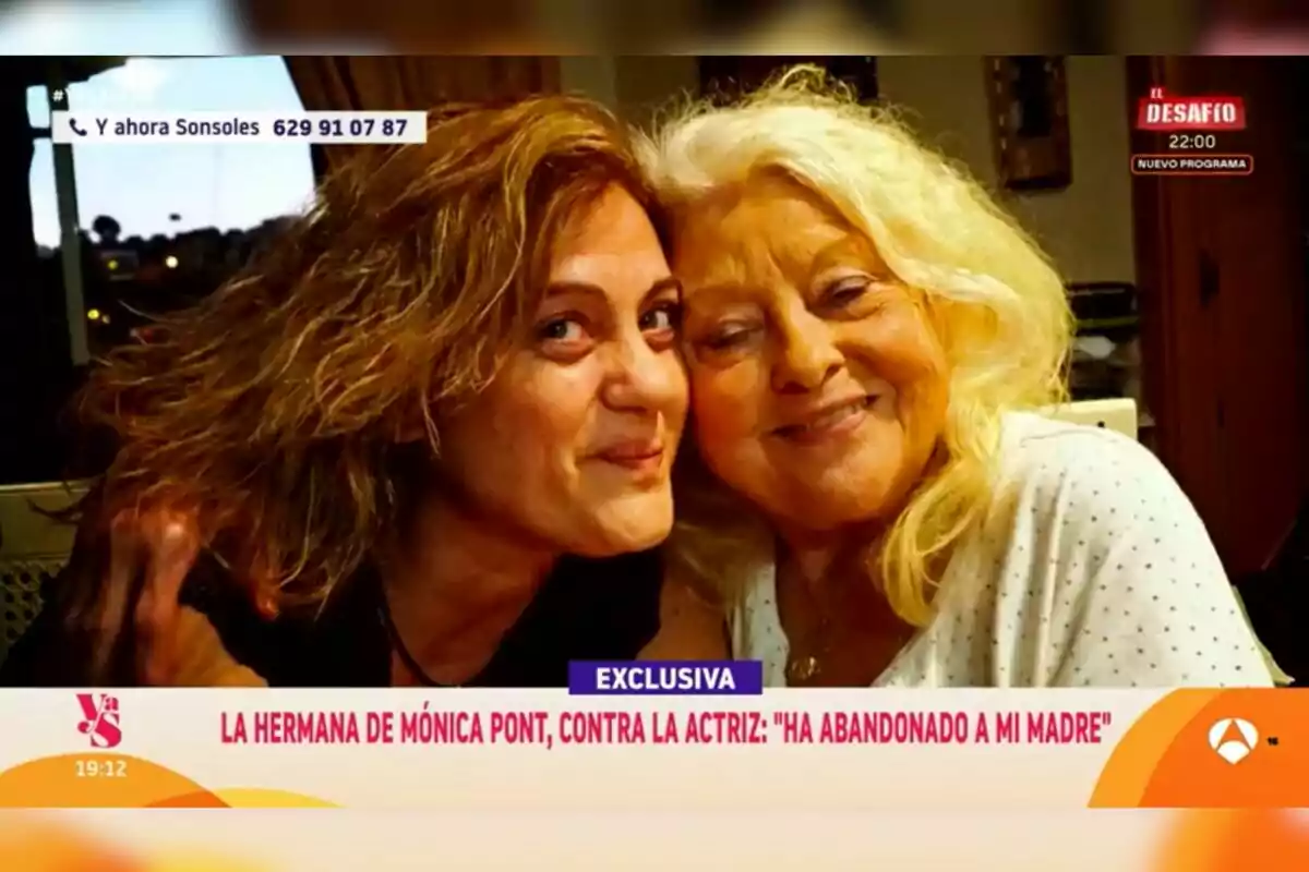 Dues dones somrients, una d'elles és la germana de Mónica Pont, posen juntes per a una foto en un programa de televisió.