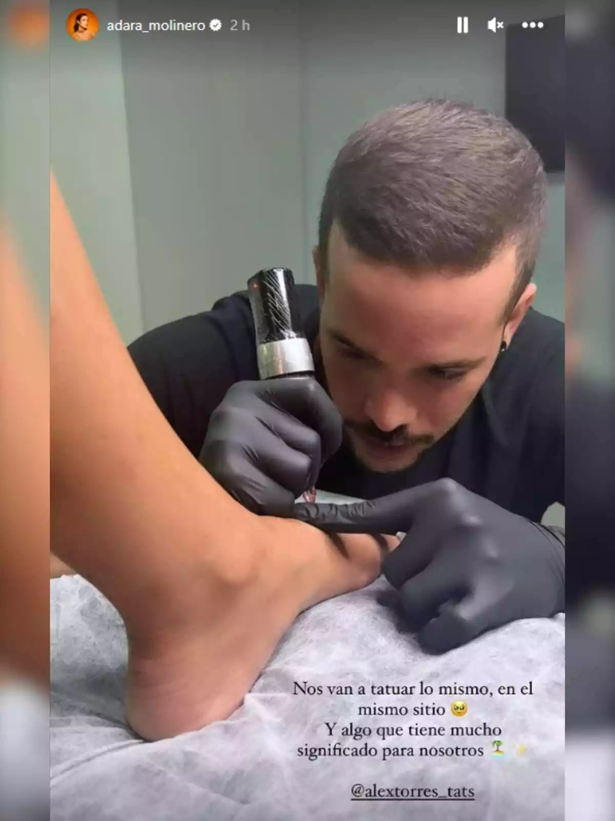 Història d'Instagram d'Adara Molinero gravant el seu tatuador mentre el tatua al peu el dia 19 de juliol de 2023