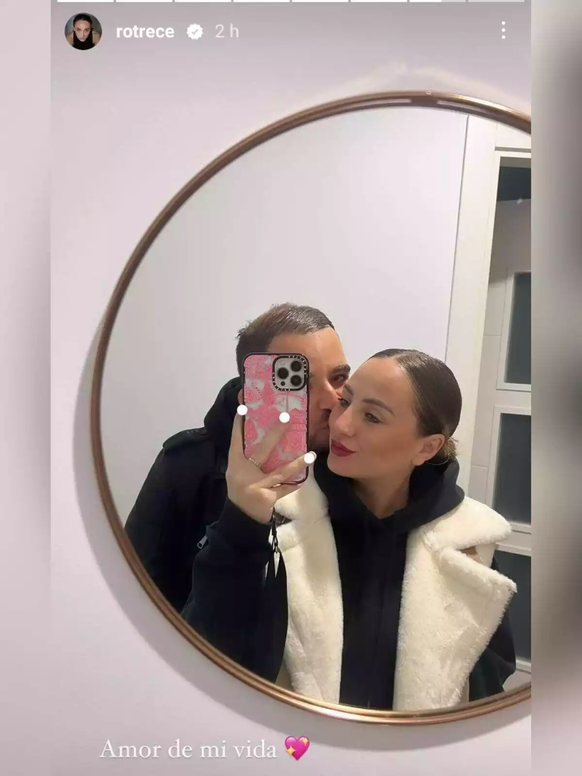 Història d'Instagram de Rocío Flores on apareix amb el seu germà, David Flores Carrasco, el qual li fa un petó a la galta i ella posa el text 'Amor de la meva vida' Història d'Instagram de Rocío Flores on apareix amb el seu germà, David Flores Carrasco, el qual li fa un petó a la galta i ella posa el text 'Amor de la meva vida'