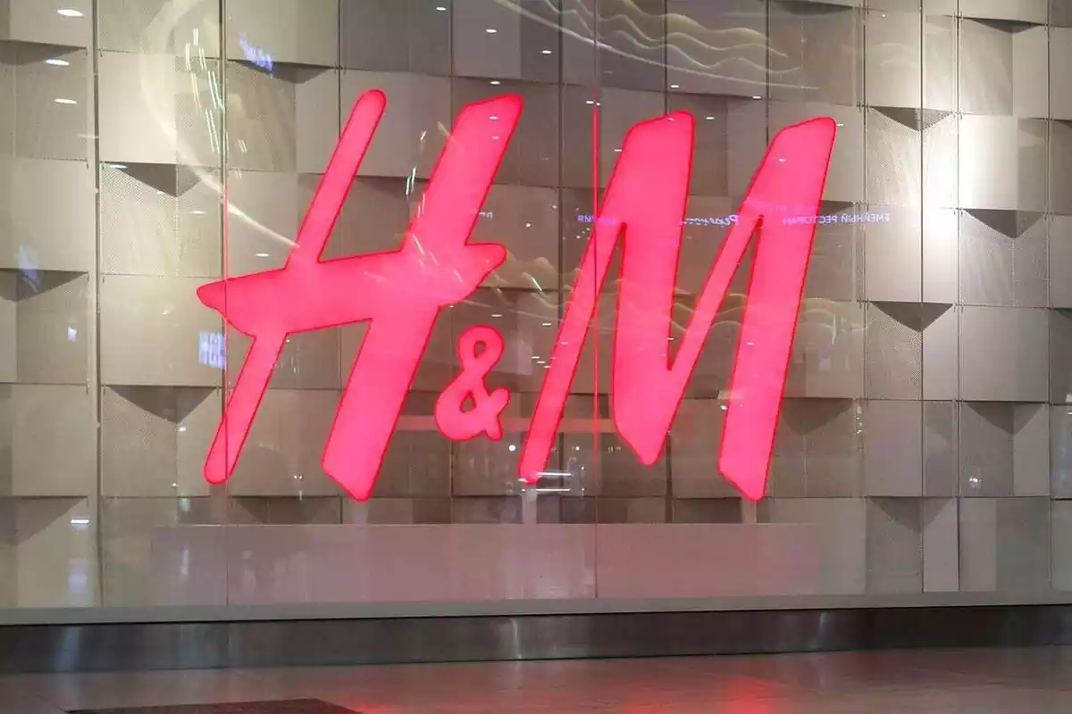 Logo d'H&M d'una botiga de Rússia