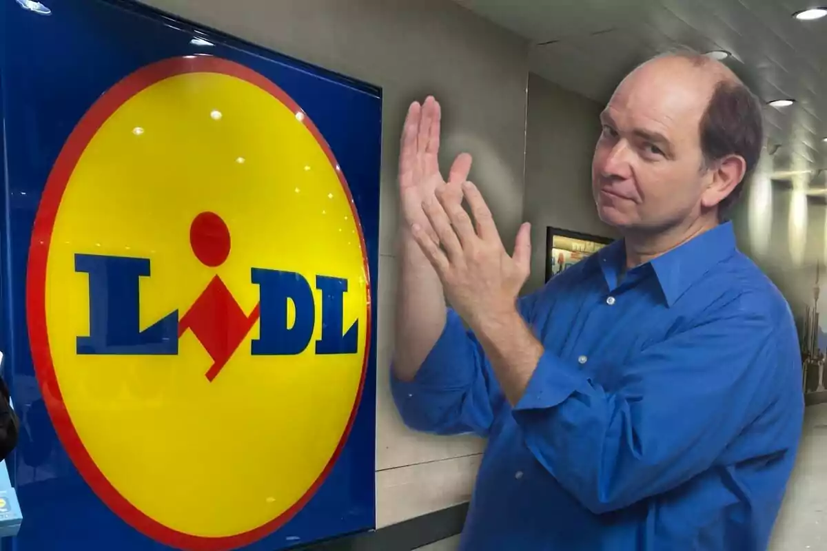 Un home amb camisa blava aplaudint davant d'un cartell de Lidl en un entorn interior.