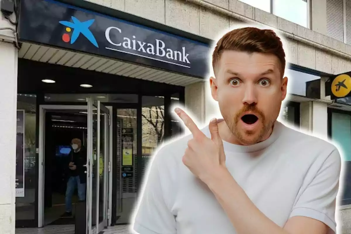 Home sorprès assenyalant l?entrada d?una sucursal de CaixaBank.