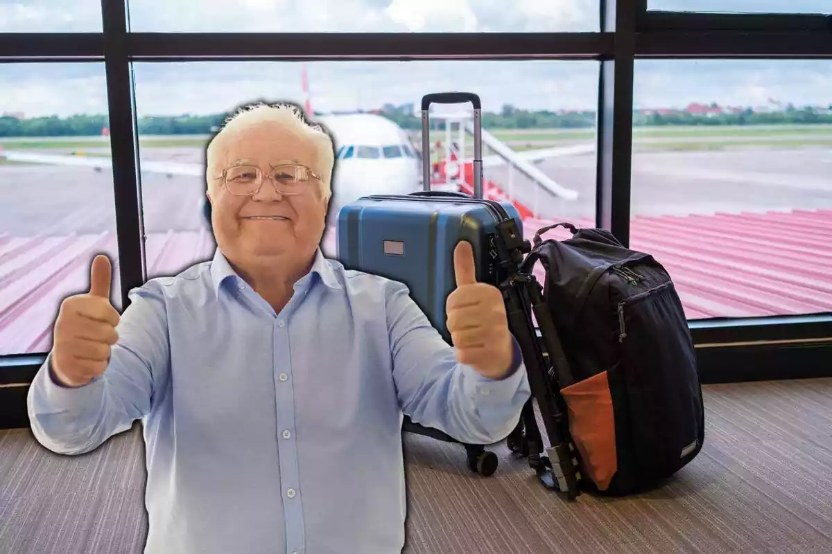 Home major aixecant polzes i aeroport amb maleta i motxilla de fons