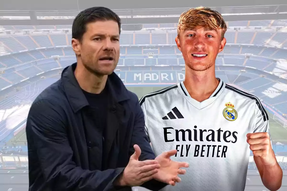 Un hombre con chaqueta oscura gesticula mientras otro hombre con camiseta de fútbol blanca sonríe, ambos están en un estadio de fútbol. Un hombre con chaqueta oscura gesticula mientras otro hombre con camiseta de fútbol blanca sonríe, ambos están en un estadio de fútbol.