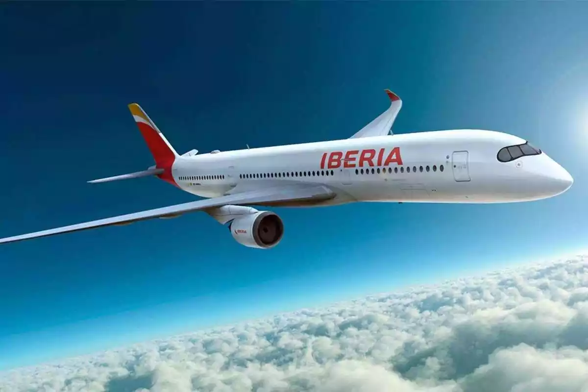 Avió Airbus A350 de la companyia Iberia volant