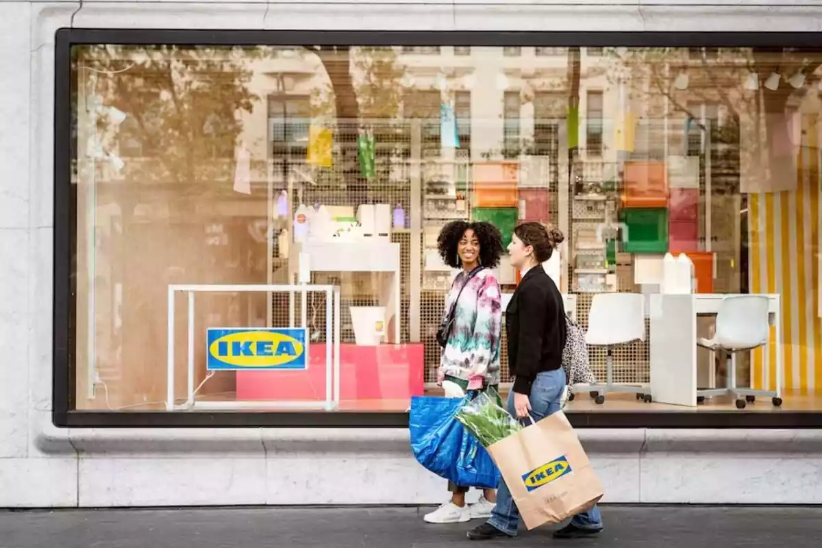 Dues persones passejant per davant d'una botiga Ikea