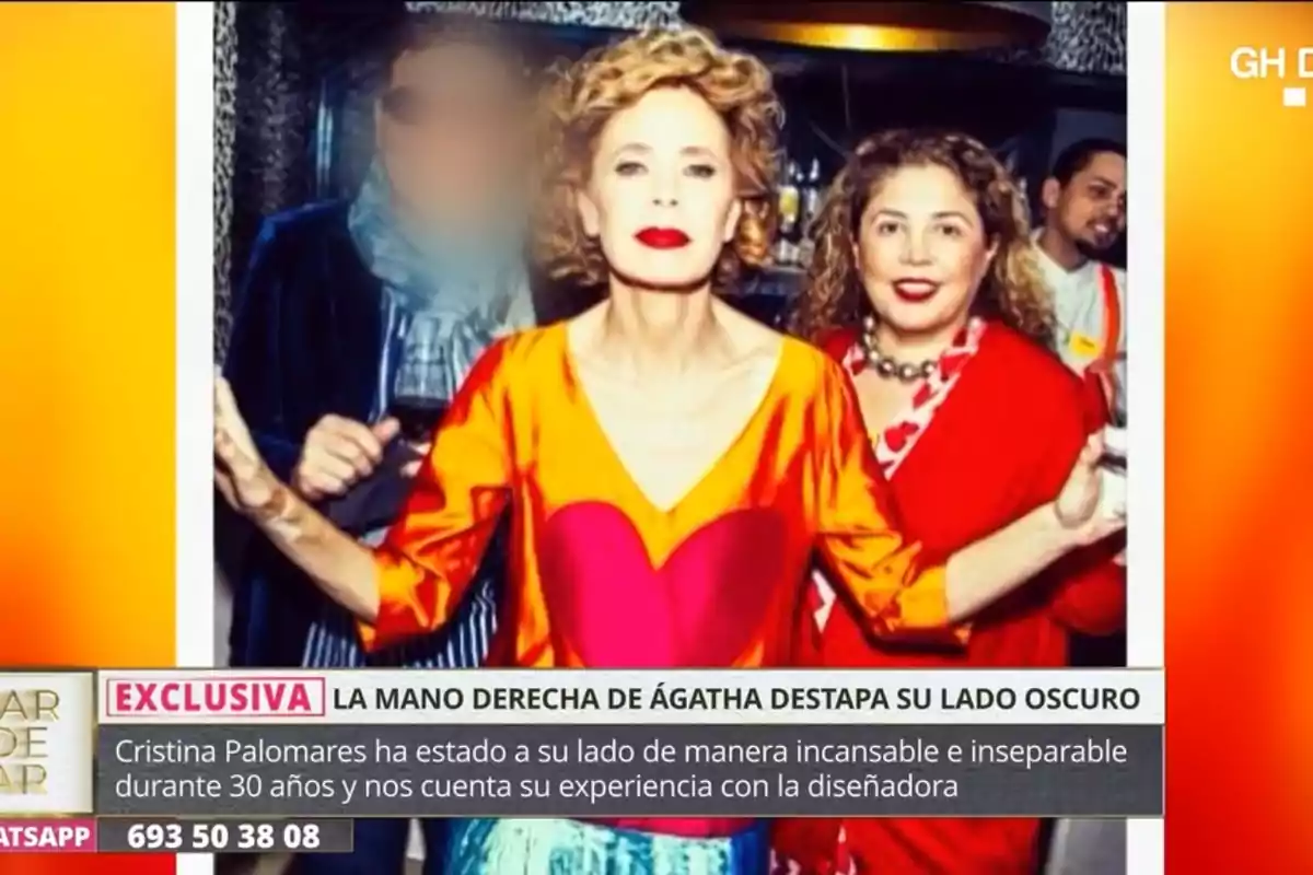 Una dona amb vestit colorit posa amb altres persones en un esdeveniment social, amb un text a la part inferior que esmenta una exclusiva sobre la mà dreta d'Àgatha. Una dona amb vestit colorit posa amb altres persones en un esdeveniment social, amb un text a la part inferior que esmenta una exclusiva sobre la mà dreta d'Àgatha.