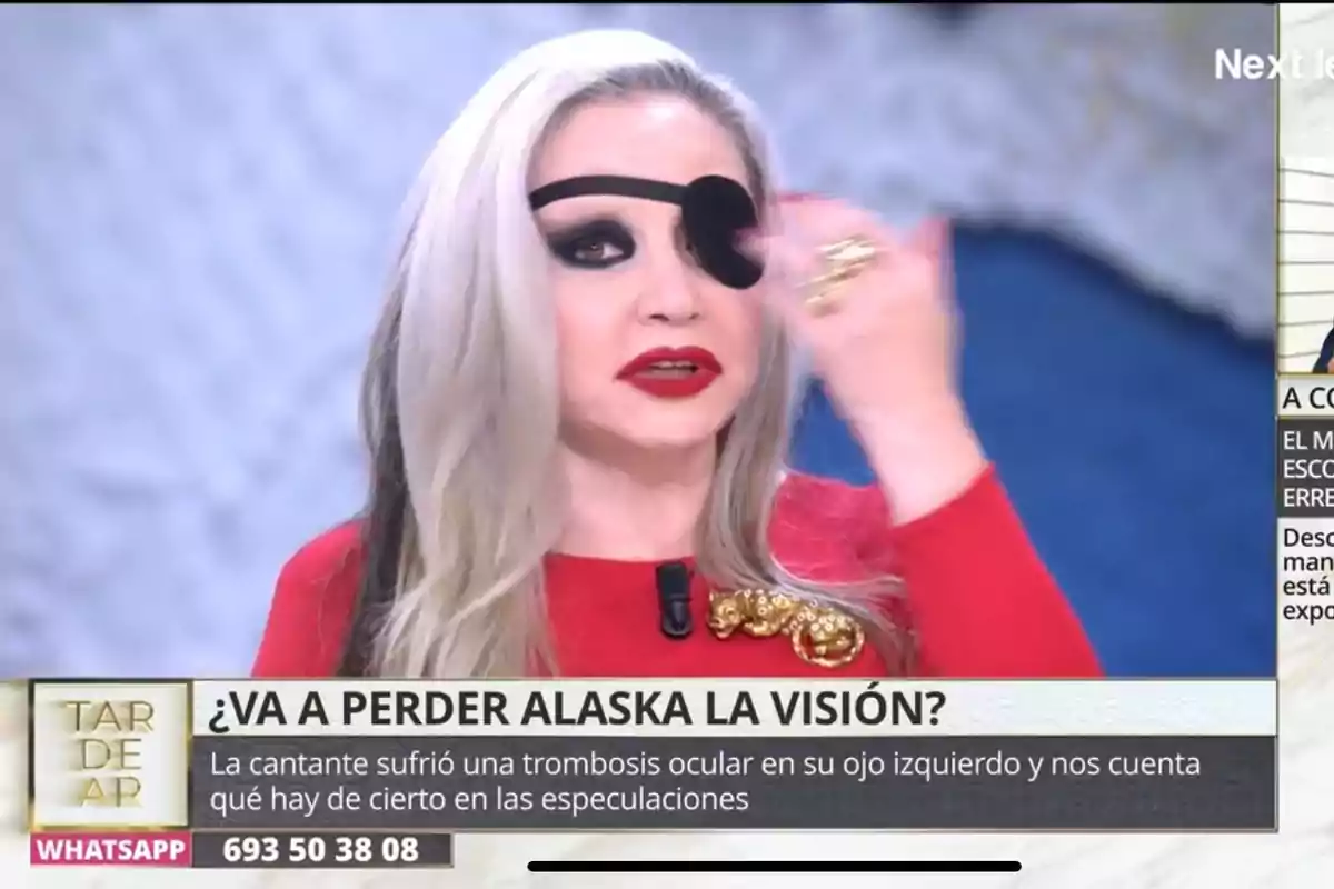 Una persona amb un pegat a l'ull esquerre apareix en un programa de televisió amb un titular que pregunta sobre la possible pèrdua de visió a causa d'una trombosi ocular.