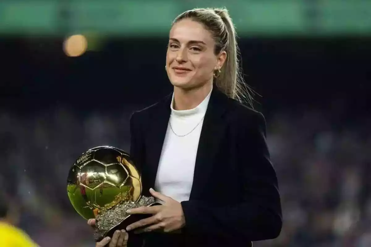Imagen de Alexia Putellas, feliz mientras sujeta un balón de oro Imagen de Alexia Putellas, feliz mientras sujeta un balón de oro