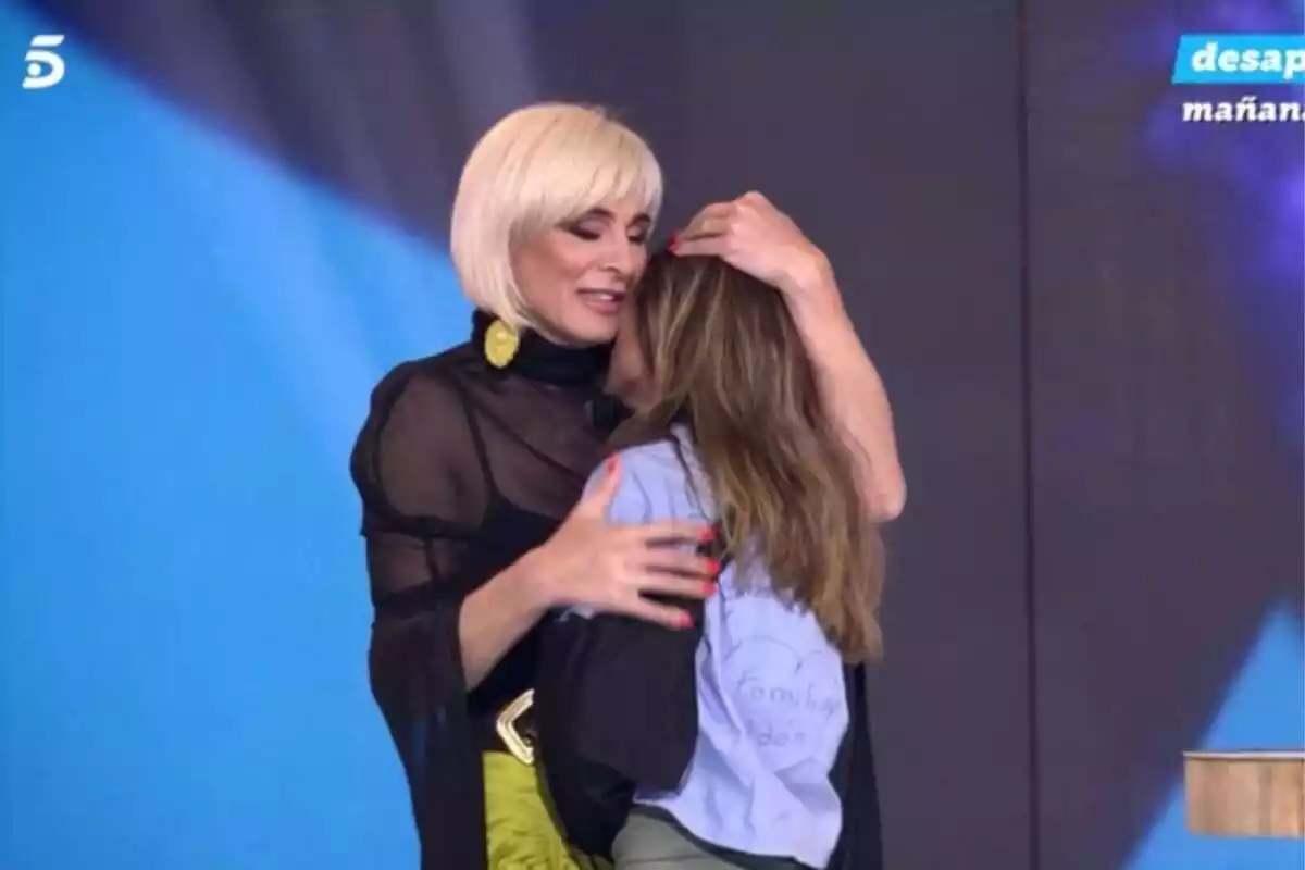 Foto d'Ana María Aldón i Gema Aldón abraçant-se en el plató de 'Supervivientes'