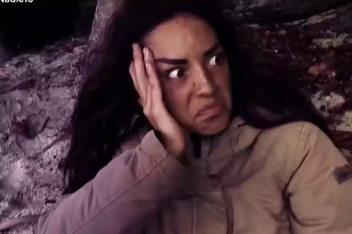 Persona amb expressió de disgust i sorpresa, recolzant el cap en una mà, en un entorn a l'aire lliure. Persona amb expressió de disgust i sorpresa, recolzant el cap en una mà, en un entorn a l'aire lliure.