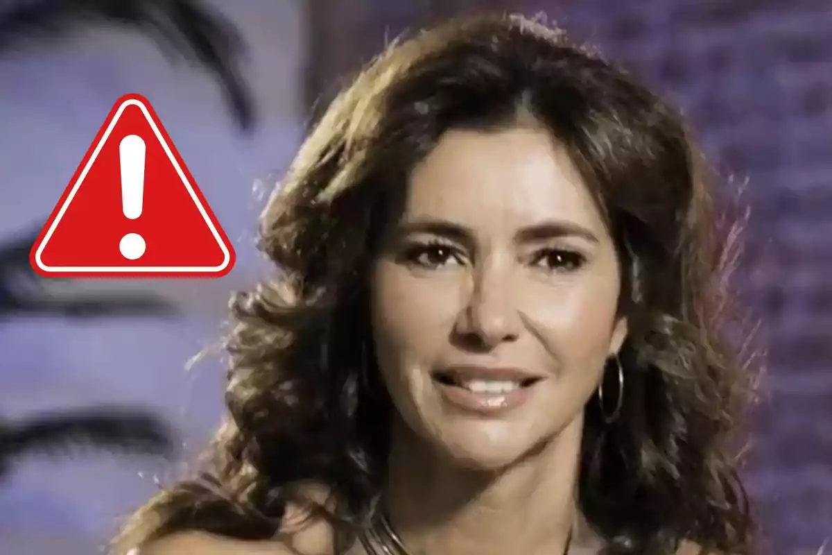 Dona de cabell castany somrient amb un símbol d’advertència vermell al seu costat