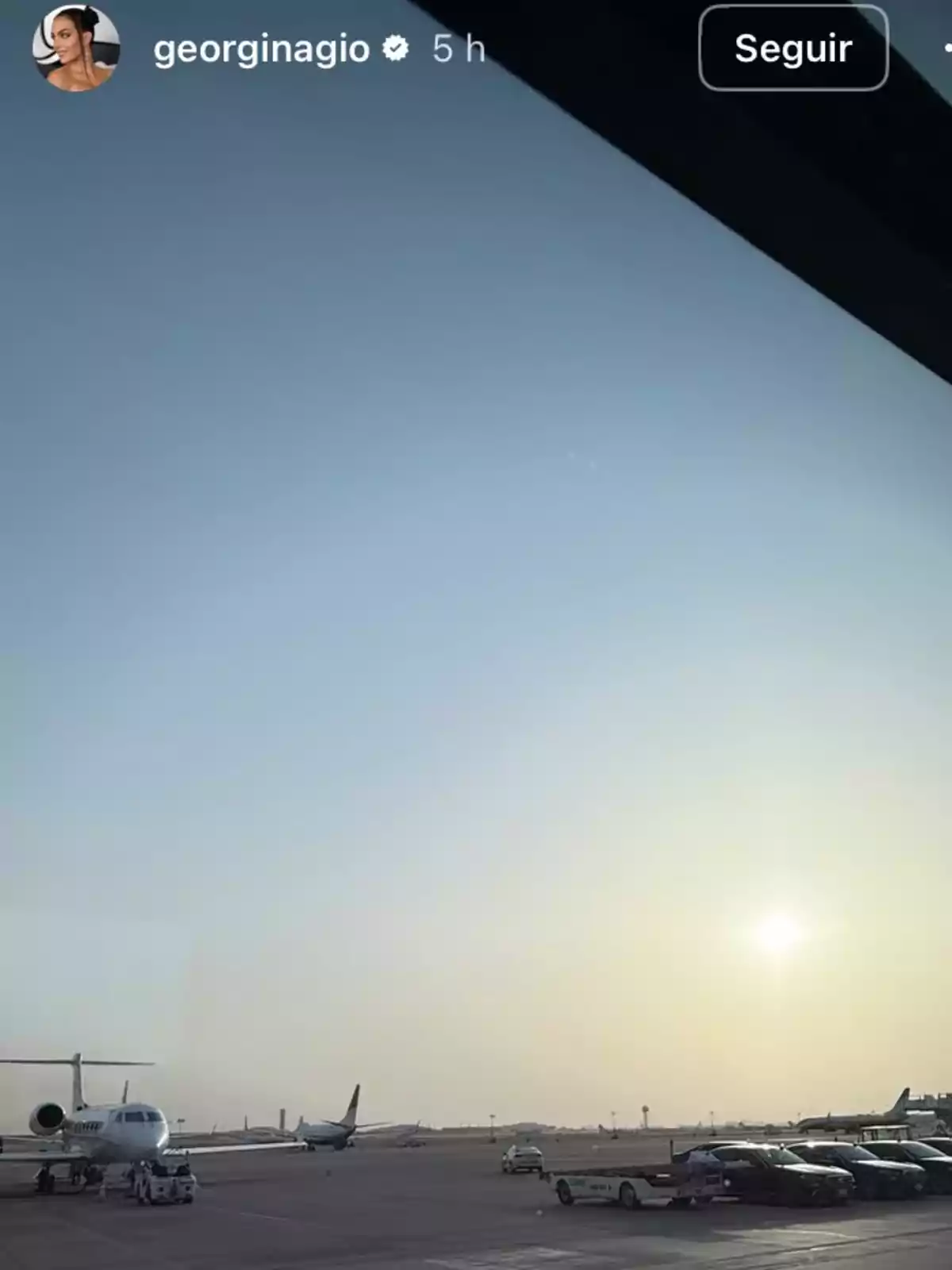 Avions estacionats a una pista d’aeroport al capvespre amb el cel serè Avions estacionats a una pista d’aeroport al capvespre amb el cel serè