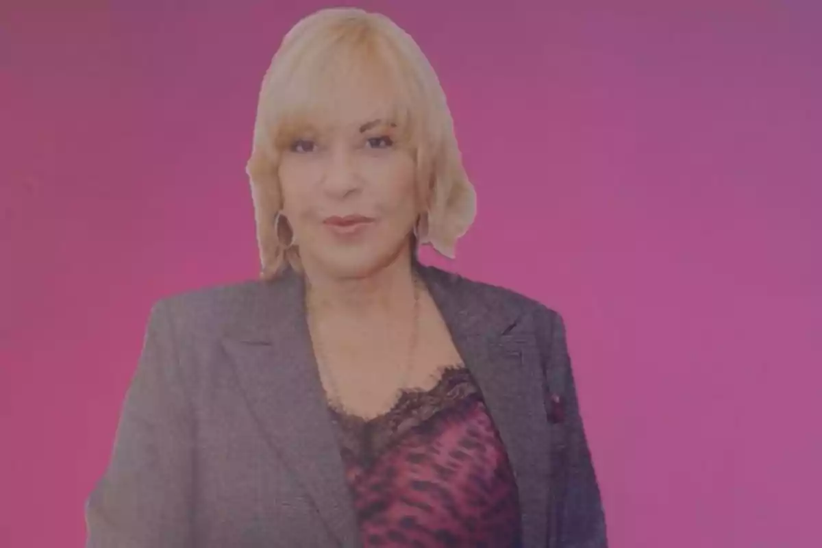 Una persona amb cabell ros i roba formal sobre un fons rosa. Una persona amb cabell ros i roba formal sobre un fons rosa.
