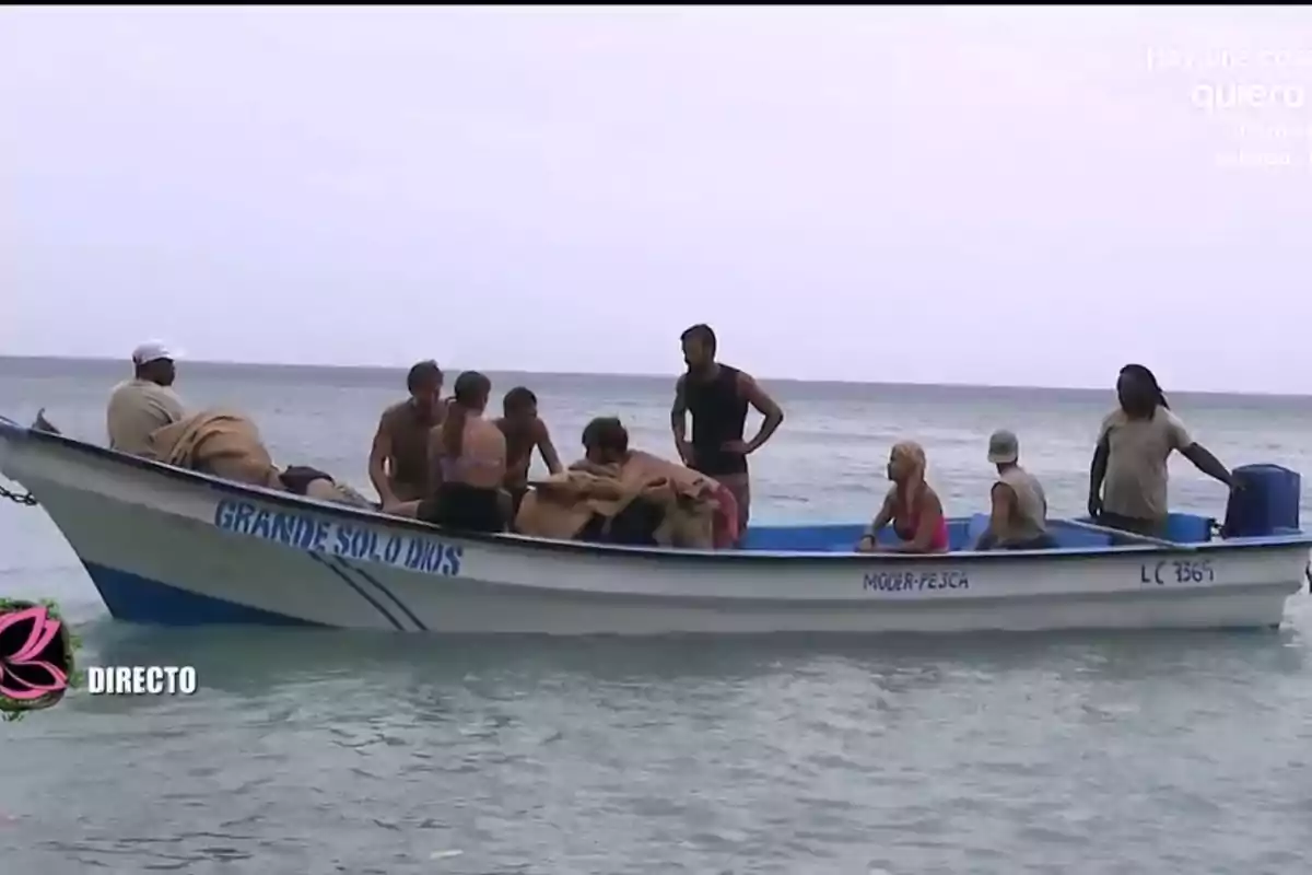 Diverses persones estan assegudes en una llanxa blanca sobre el mar, algunes porten roba de platja i l’embarcació té el nom Grande Solo Dios escrit al costat. Diverses persones estan assegudes en una llanxa blanca sobre el mar, algunes porten roba de platja i l’embarcació té el nom Grande Solo Dios escrit al costat.