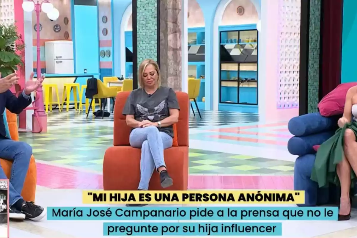 Un grup de persones està assegut en un plató de televisió acolorit, amb mobles i decoració vibrants, mentre conversen. Hi ha un text a la part inferior que menciona una persona demanant privacitat per a la seva filla. Un grup de persones està assegut en un plató de televisió acolorit, amb mobles i decoració vibrants, mentre conversen. Hi ha un text a la part inferior que menciona una persona demanant privacitat per a la seva filla.