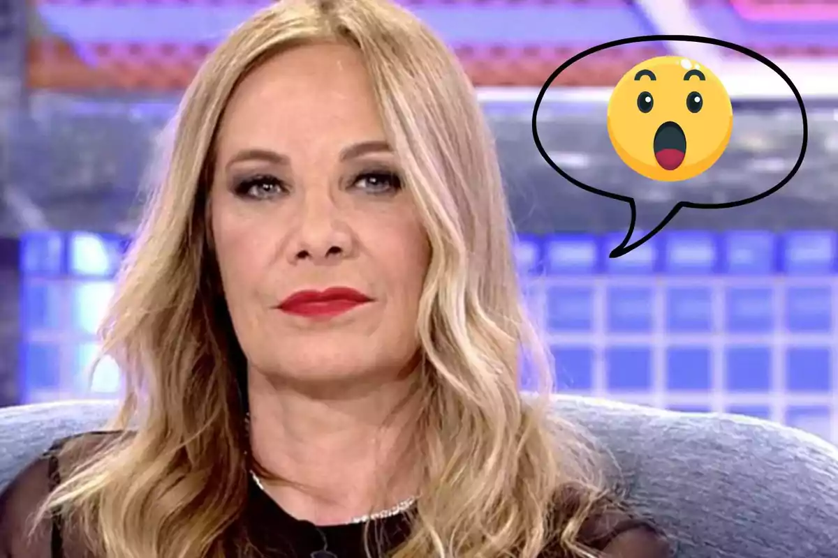 Dona amb cabell ros i expressió seriosa en un set de televisió amb un emoji sorprès en un globus de diàleg.