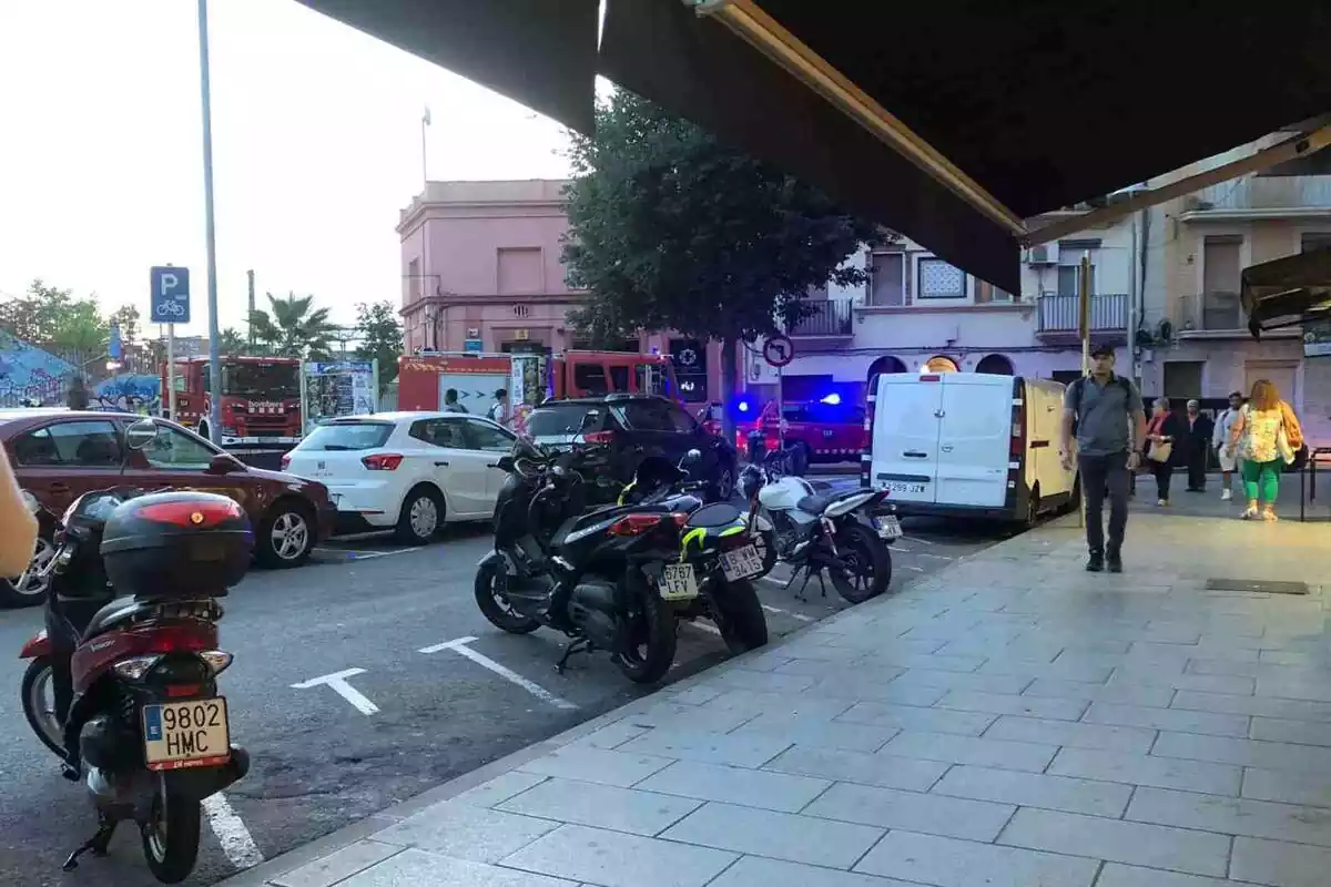 Imatge dels Bombers i dels Mossos d'Esquadra a l'estació de Cornellà de Llobregat per un atropellament mortal