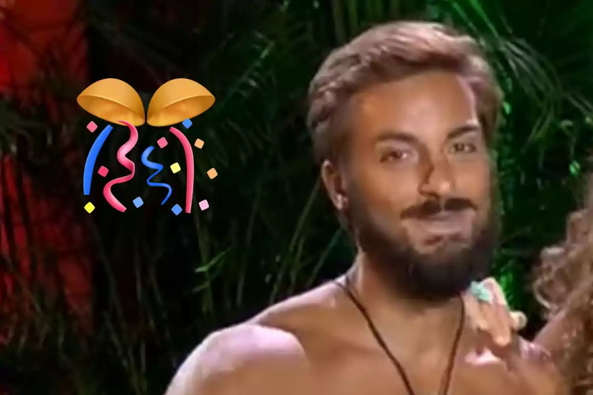 Home somrient amb barba i cabells clars, sense camisa, al costat d’un emoji de confeti sobre un fons de plantes.