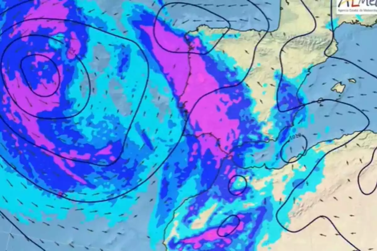 Mapa meteorològic que mostra un sistema de baixes pressions amb colors que indiquen diferents nivells de precipitació sobre la península Ibèrica i l'Atlàntic.