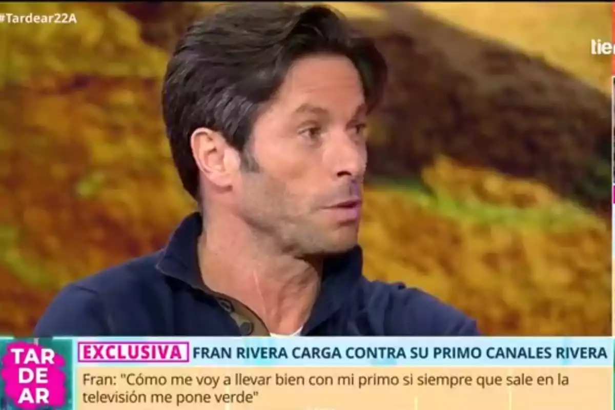 Un home de cabell fosc apareix en un programa de televisió amb un fons difuminat i un requadre de text a la part inferior que menciona una discussió familiar. Un home de cabell fosc apareix en un programa de televisió amb un fons difuminat i un requadre de text a la part inferior que menciona una discussió familiar.