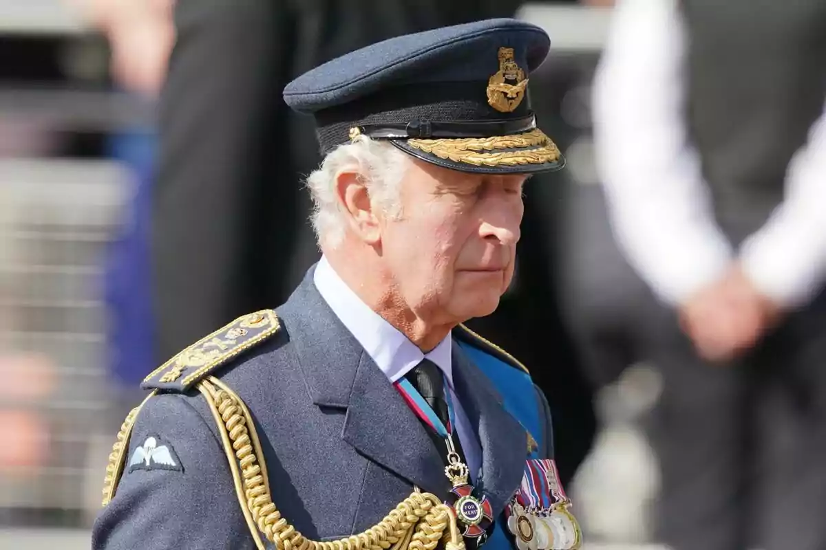 Un home amb uniforme militar blau i gorra decorada amb medalles i cordons daurats. Un home amb uniforme militar blau i gorra decorada amb medalles i cordons daurats.