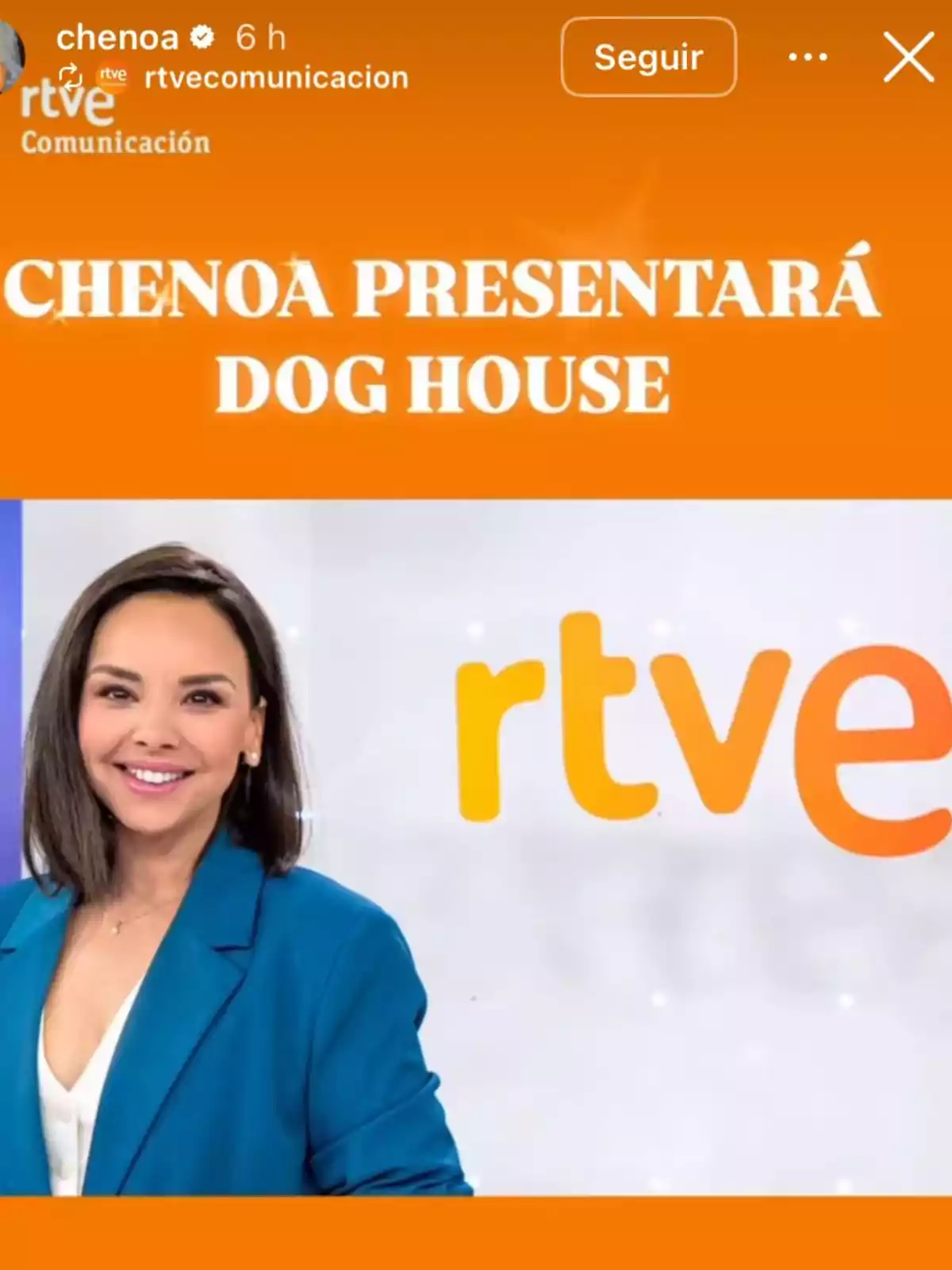 Chenoa somriu davant d’un fons amb el logotip de RTVE i un anunci en lletres blanques sobre fons taronja que diu que presentarà el programa Dog House. Chenoa somriu davant d’un fons amb el logotip de RTVE i un anunci en lletres blanques sobre fons taronja que diu que presentarà el programa Dog House.