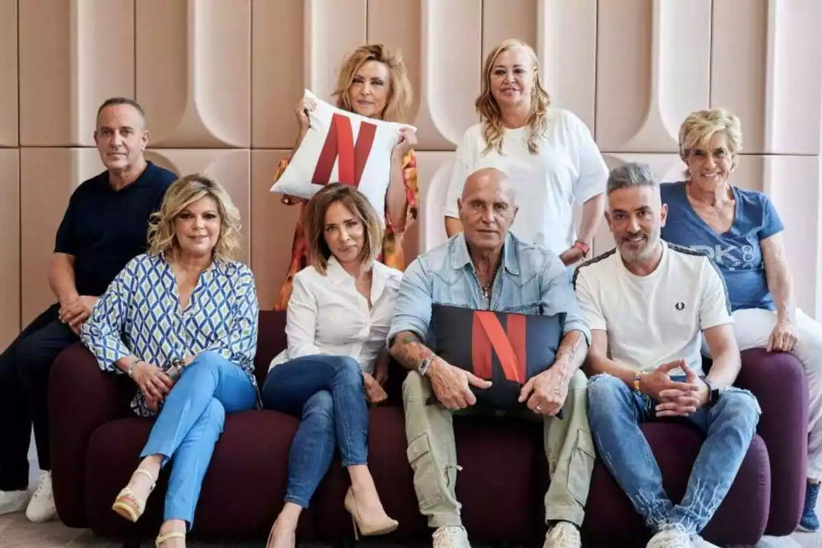 Imatge dels col·laboradors de 'Sálvame' asseguts en un sofà, fitxant per a Netflix
