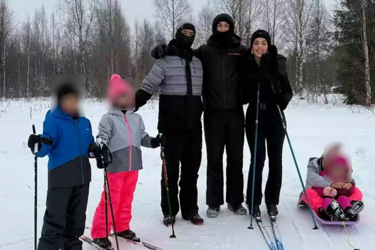 Un grup de persones vestides amb roba d'hivern està gaudint d'una activitat a l'aire lliure a la neu, alguns estan drets amb esquís i bastons mentre que altres estan asseguts en un trineu, envoltats d'arbres sense fulles. Un grup de persones vestides amb roba d'hivern està gaudint d'una activitat a l'aire lliure a la neu, alguns estan drets amb esquís i bastons mentre que altres estan asseguts en un trineu, envoltats d'arbres sense fulles.