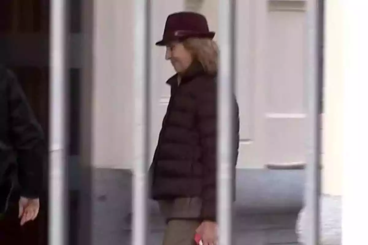 Imagen de la infanta Elena saliendo del trabajo sonriendo Imagen de la infanta Elena saliendo del trabajo sonriendo