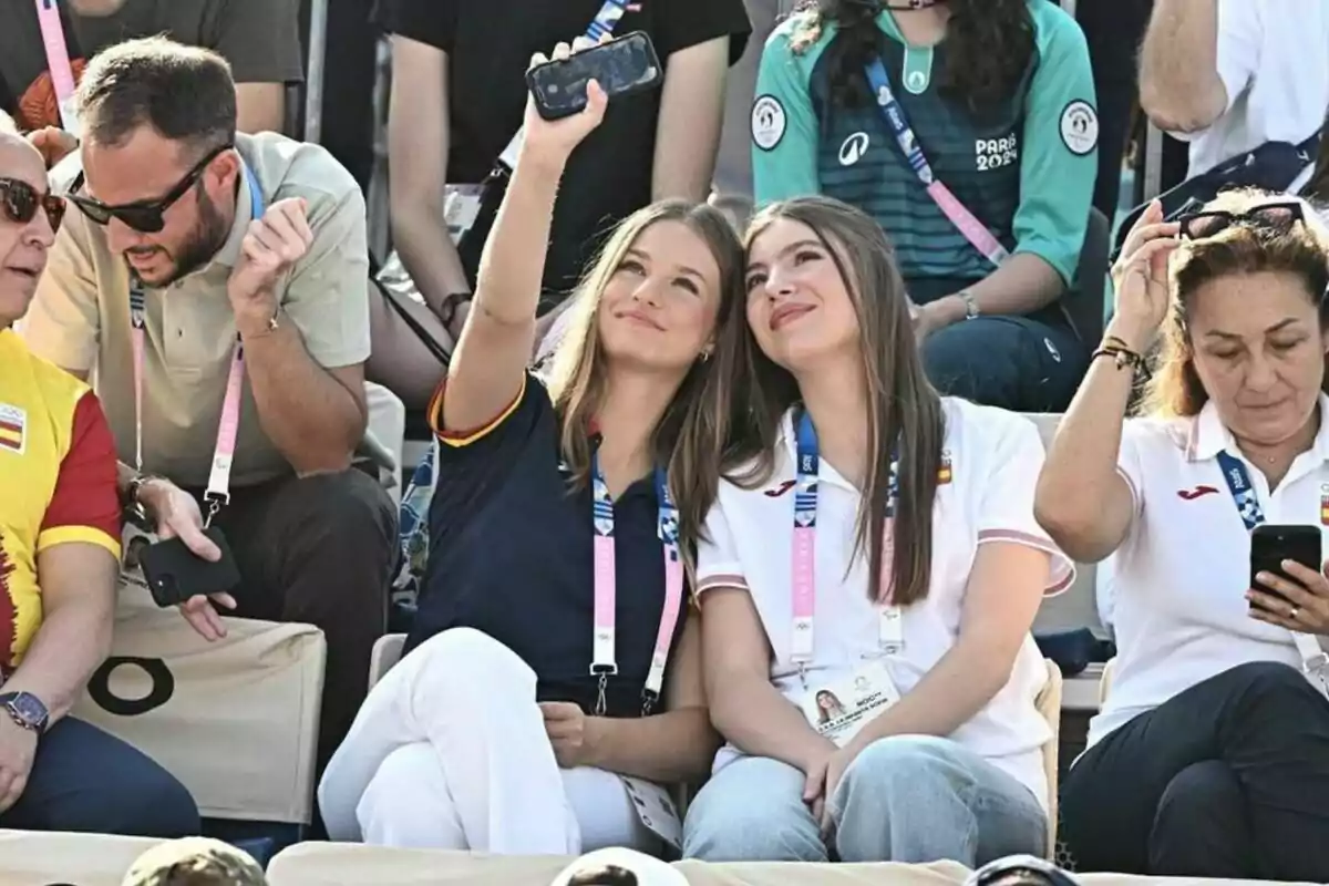 Imatge de la princesa Leonor i la Infanta Sofia fent-se una fotografia amb un telèfon a les Olimpíades de París 2024 Imatge de la princesa Leonor i la Infanta Sofia fent-se una fotografia amb un telèfon a les Olimpíades de París 2024