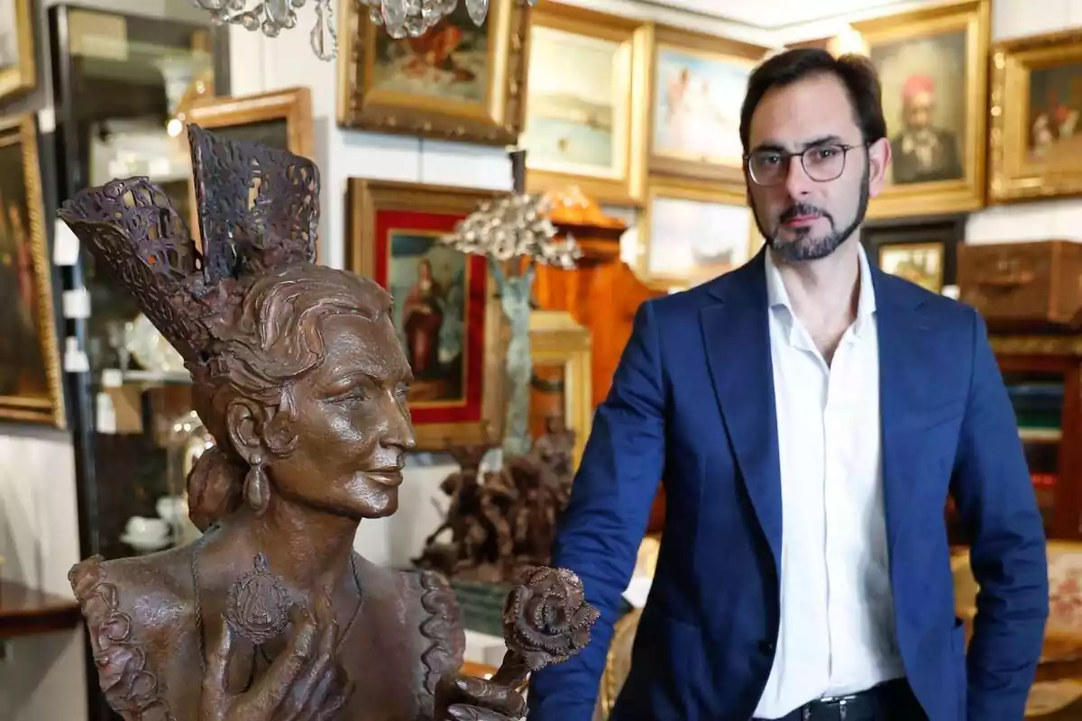 Luis Sanguino al costat de l'escultura de Rocío Jurado que ha creat