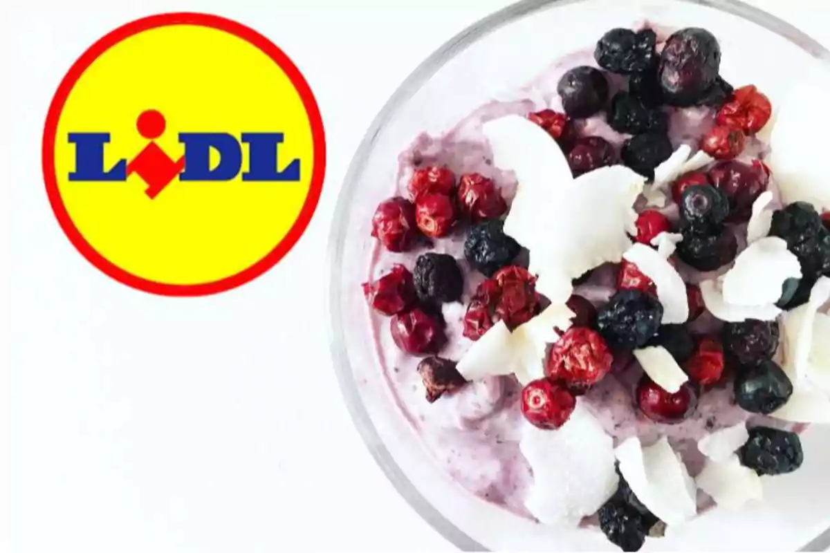 Un bol de iogurt amb fruites i coco al costat del logotip de Lidl.