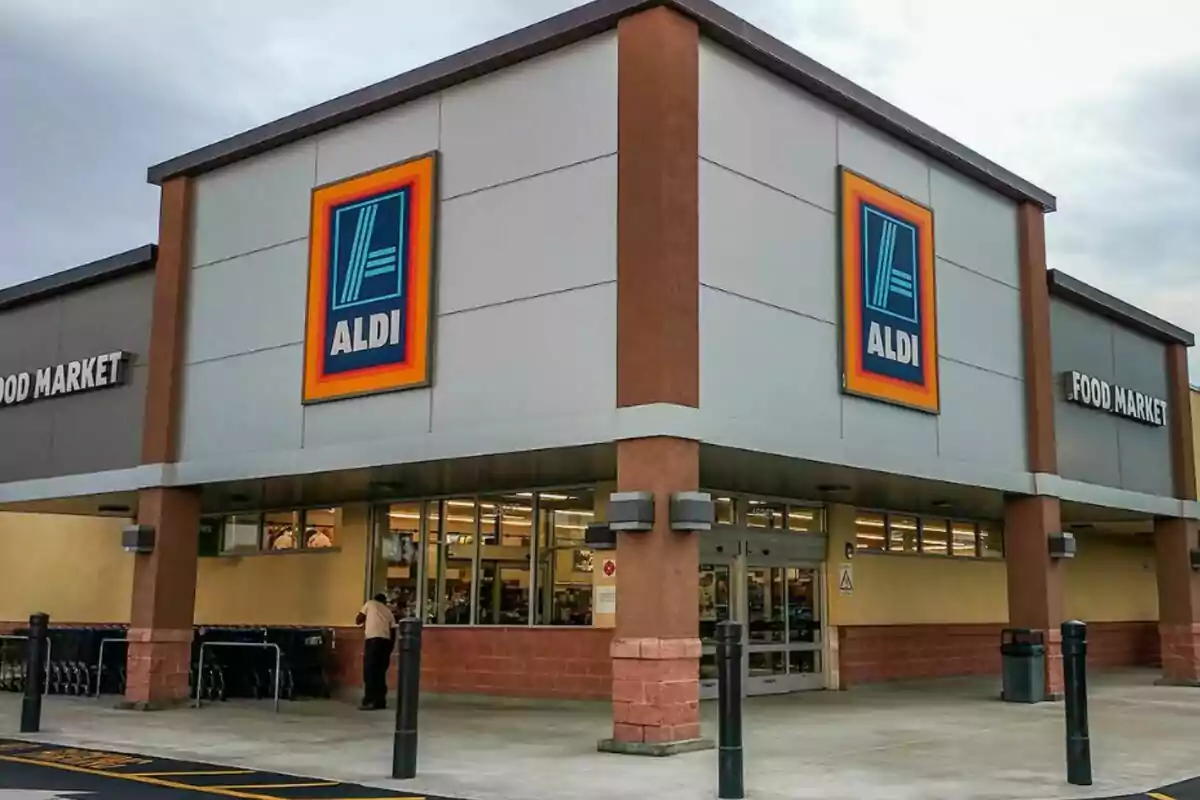 Façana d'una botiga de supermercat amb el logotip d'Aldi a la cantonada de l'edifici.
