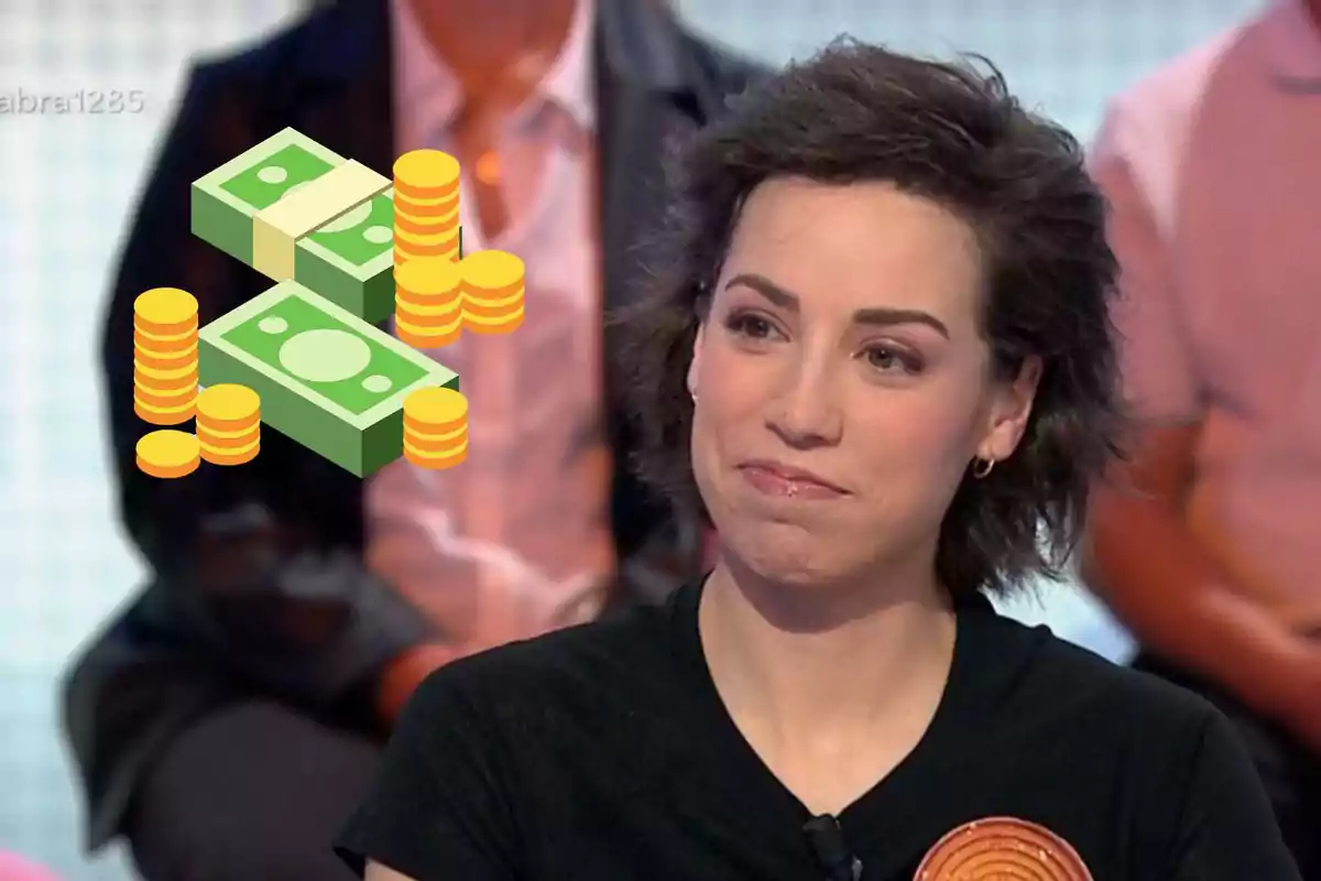 Dona amb expressió pensativa en un programa de televisió amb una il·lustració de bitllets i monedes superposada
