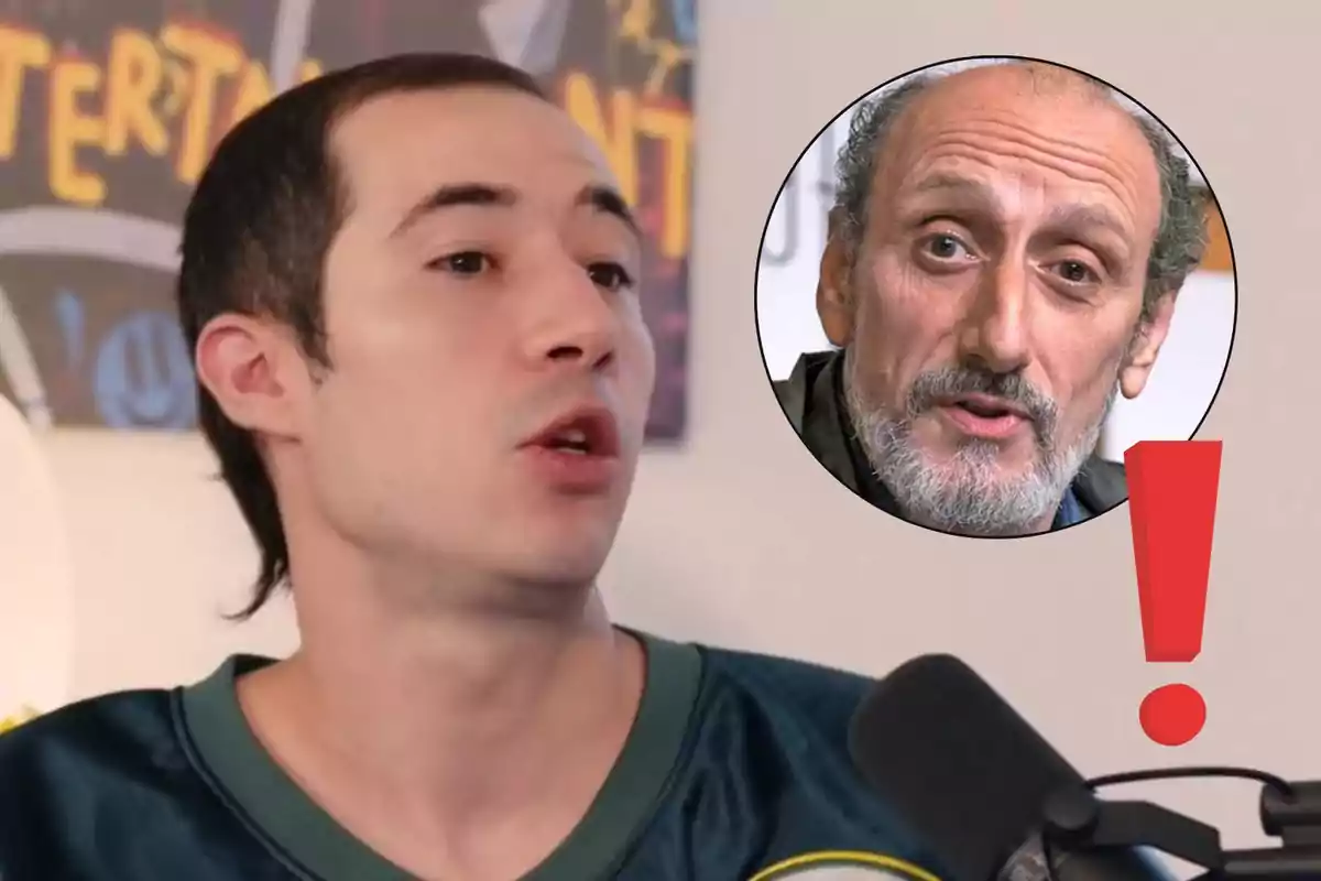 Un home jove parlant davant d’un micròfon amb la imatge d’un home gran i un signe d’exclamació vermell a la cantonada superior dreta