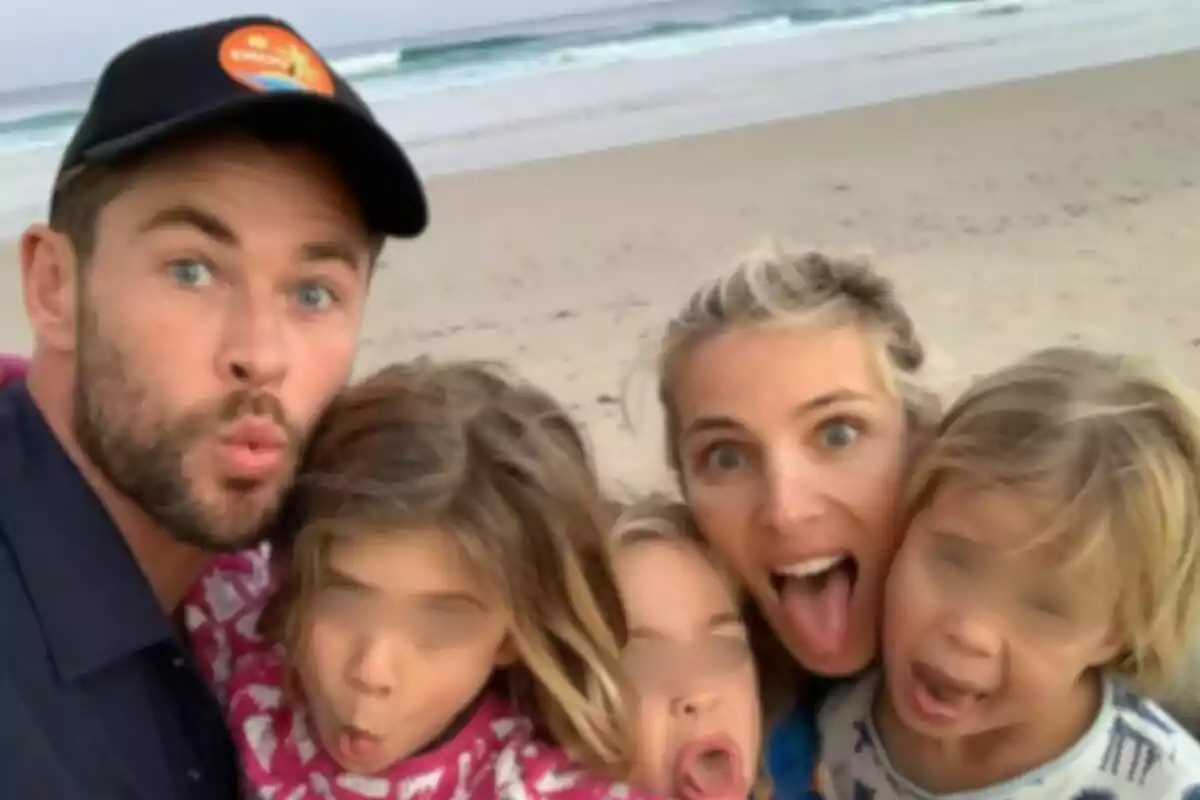 Família Pataky-Hemsworth amb els seus fills fent cares divertides mentre es fan una selfie a la platja. Família Pataky-Hemsworth amb els seus fills fent cares divertides mentre es fan una selfie a la platja.