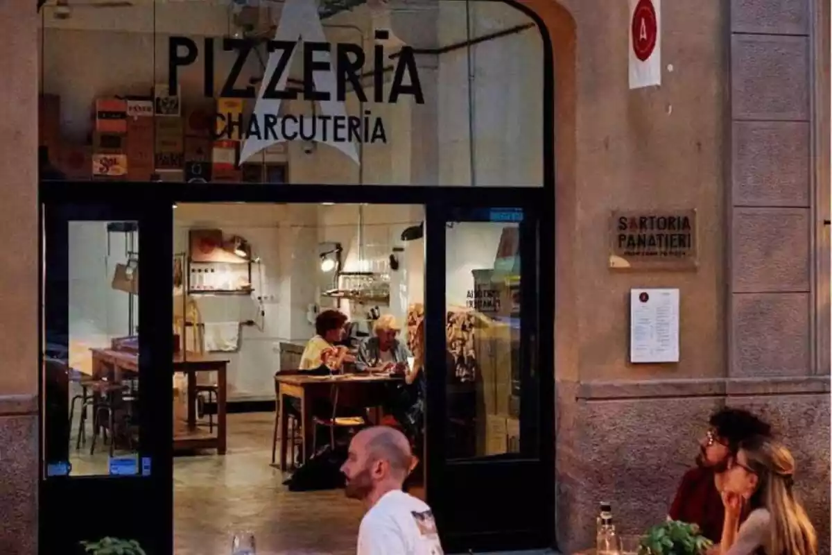 Imatge de l'exterior de la pizzeria Sartoria Panatieri de Barcelona, qualificada com la tercera millor del món