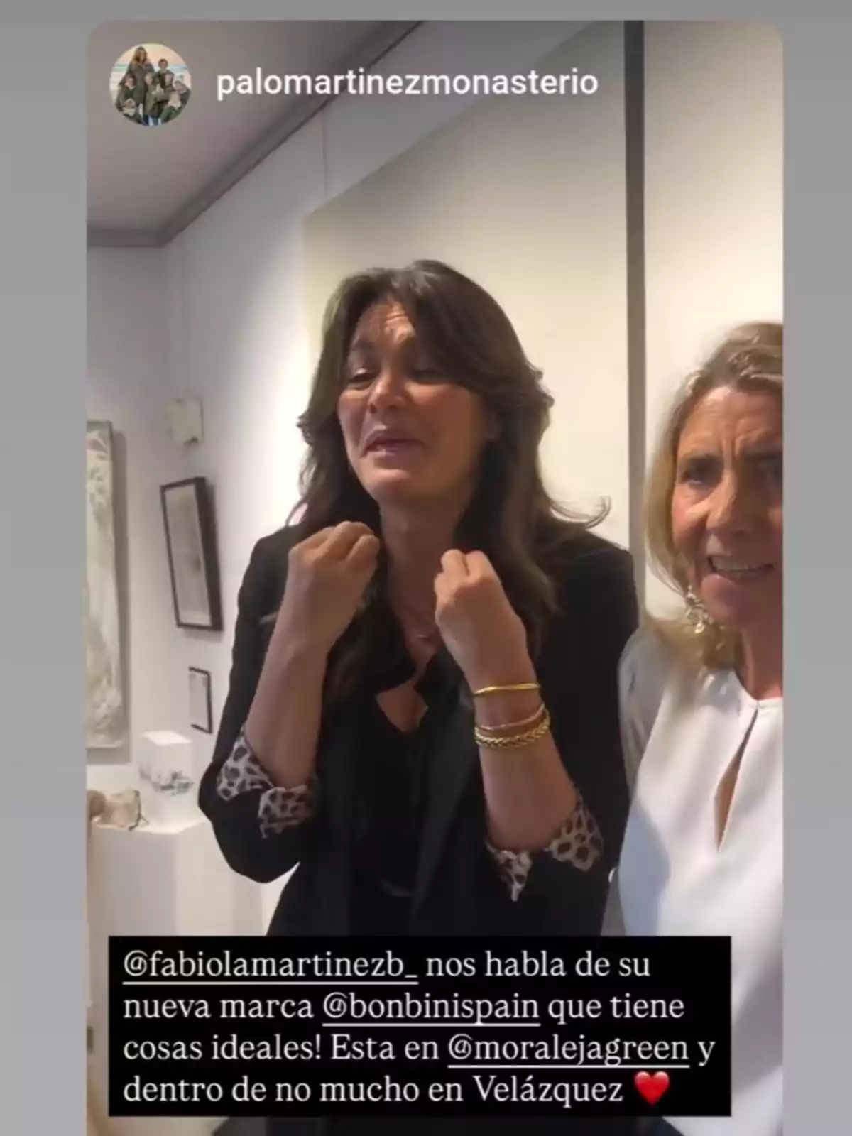 Dues dones somriuen mentre una d'elles sembla estar parlant emocionadament; hi ha text a la imatge que menciona una nova marca i diversos comptes d'Instagram. Dues dones somriuen mentre una d'elles sembla estar parlant emocionadament; hi ha text a la imatge que menciona una nova marca i diversos comptes d'Instagram.